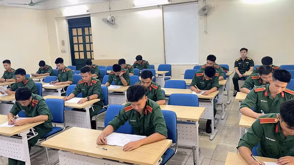 Học viên Học viện Kỹ thuật quân sự tham gia kiểm tra năng lực ngoại ngữ. (Ảnh: Học viện Kỹ thuật quân sự-MTA)