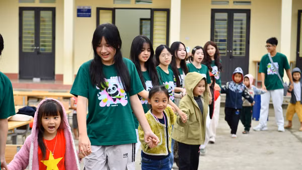 Những học sinh trung học từ Hà Nội đem đến niềm vui cho các em nhỏ điểm trường Lũng Hoài.