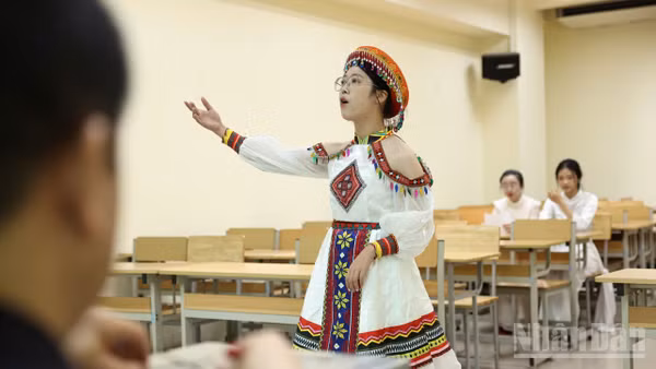 Thí sinh dự thi năng khiếu tuyển sinh đại học của Trường đại học Sư phạm Hà Nội. (Ảnh: ĐẠI THẮNG)
