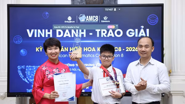 Hoàng Minh Hiếu (giữa ảnh), học sinh lớp 6 Trường trung học cơ sở Trưng Vương đạt điểm tuyệt đối (D-Distinction) kỳ thi Toán học Hoa Kỳ AMC 8. (Ảnh: ĐẠI THẮNG)