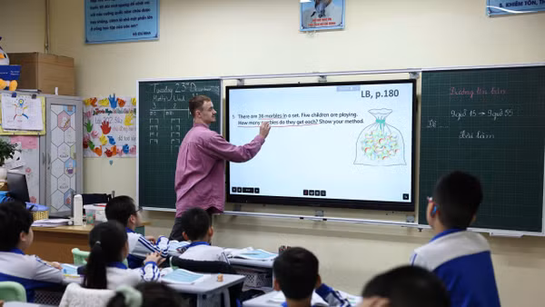 Giờ học Anh ngữ tại Trường tiểu học Đoàn Thị Điểm, Hà Nội (Ảnh: ĐẠI THẮNG)