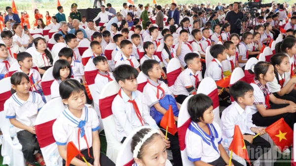 Học sinh tại lễ khởi công xây dựng Trường phổ thông nội trú liên cấp tiểu học và trung học cơ sở Hạnh Lâm (xã Hạnh Lâm, Nghệ An) (Ảnh: ĐÌNH PHƯỢNG)