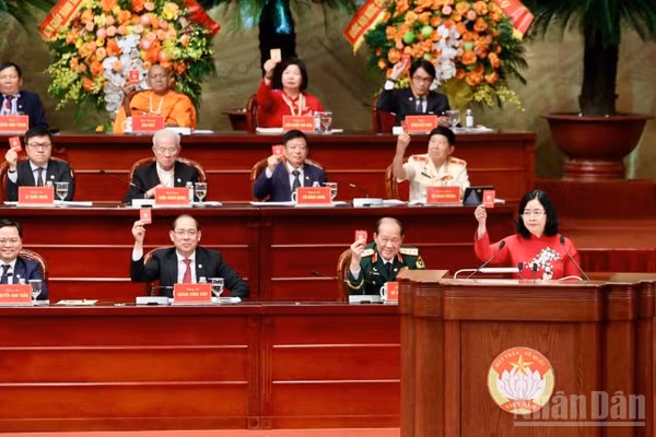 Các đại biểu thực hiện quy trình hiệp thương tại Đại hội. 