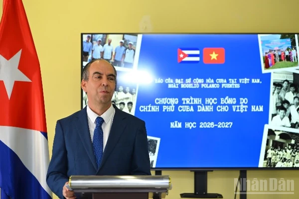 Đại sứ Cuba tại Việt Nam Rogelio Polanco Fuentes thông tin về chương trình học bổng tại buổi họp báo. 