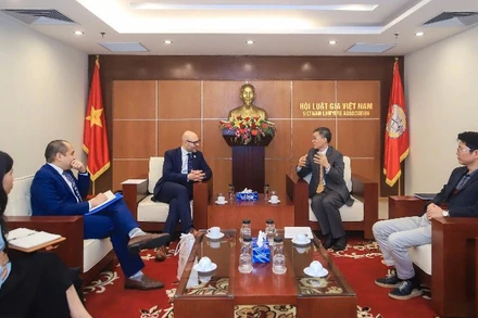 Hội Luật gia Việt Nam làm việc với Tổng Thư ký Tòa Trọng tài thường trực. (Ảnh: Hội Luật gia Việt Nam)