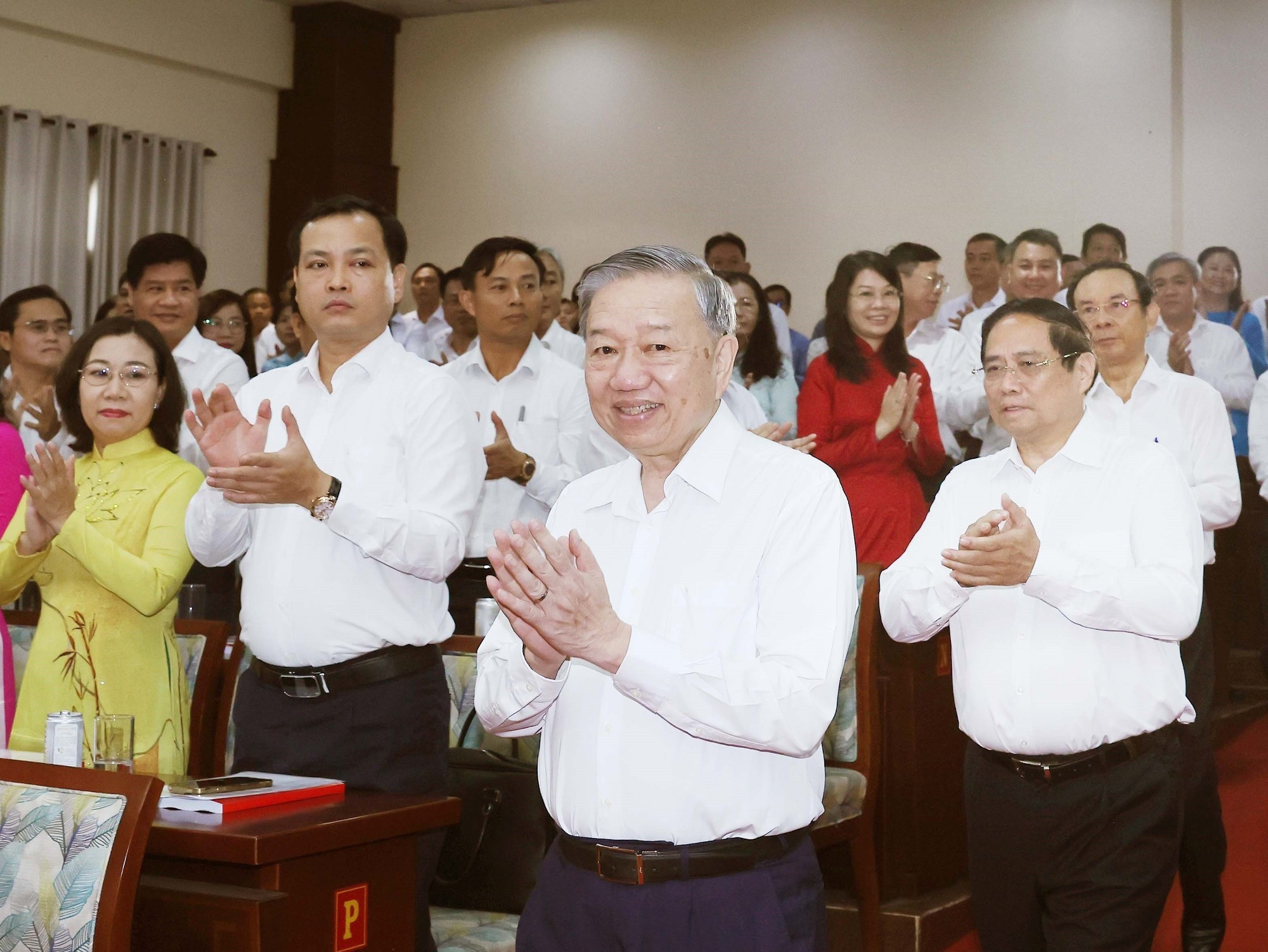 General Secretary To Lam, Prime Minister Pham Minh Chinh and the Central delegation attended the working session. (Photo: THONG NHAT - VNA) tbttolam.jpg