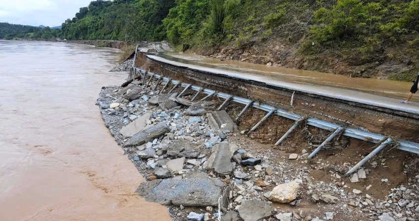 Nước lũ chạy xiết đã kéo sập một mảng ta-luy âm Quốc lộ 7, tạo thành hàm ếch, ăn sâu vào ta-luy dương. 