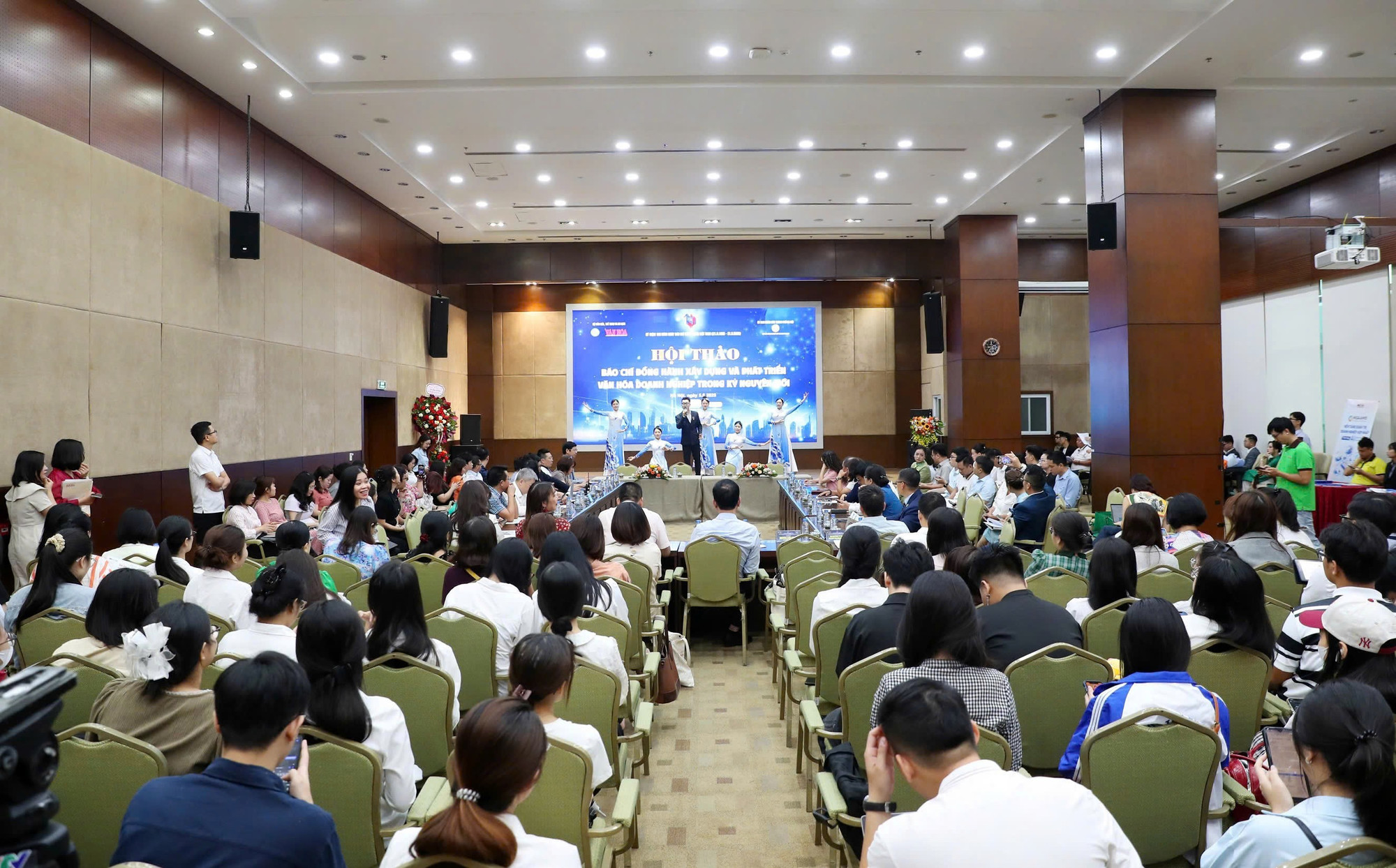Toàn cảnh tổ chức Hội thảo “Báo chí đồng hành xây dựng và phát triển văn hóa doanh nghiệp trong kỷ nguyên mới”. 1.jpg