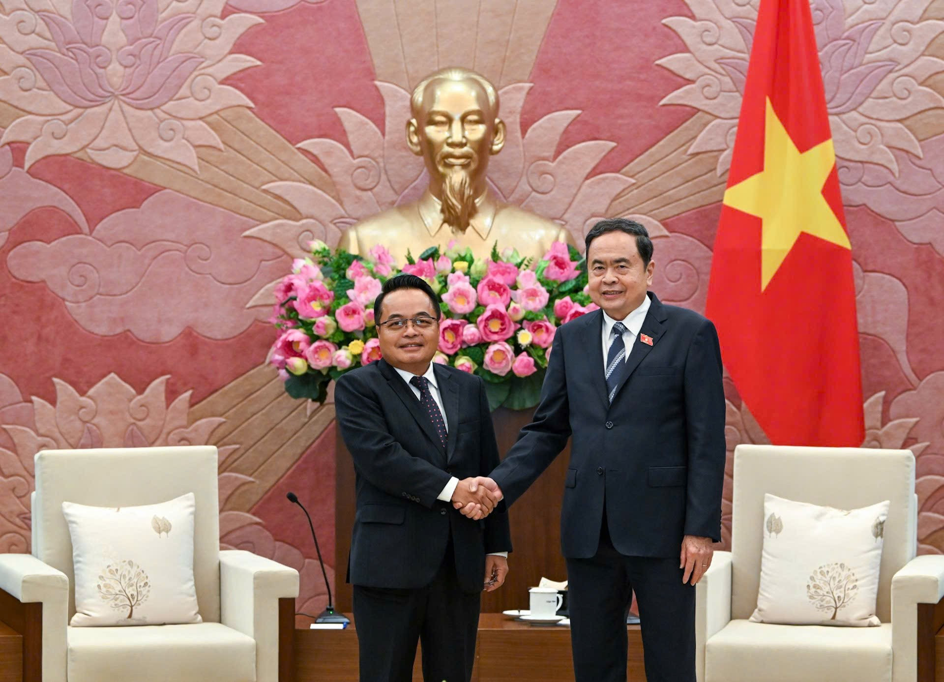 Chủ tịch Quốc hội Trần Thanh Mẫn và Chủ tịch Kiểm toán Lào Viengthavisone Thephachanh.