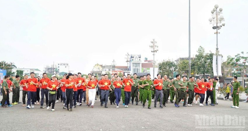 Các đại biểu, vận động viên ở Nghệ An chạy hưởng ứng Ngày chạy vì sức khỏe toàn dân.