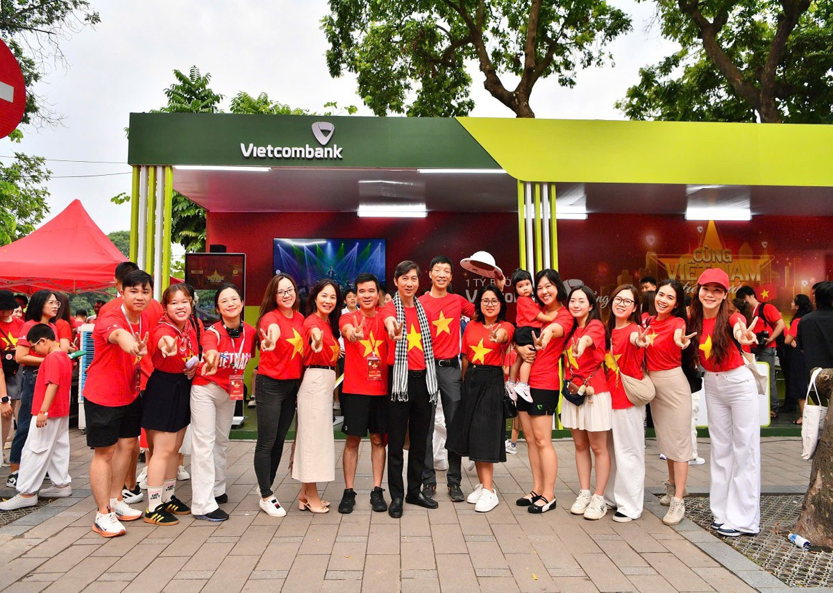 Các cán bộ nhân viên Ngân hàng Ngoại thương Việt Nam Vietcombank hưởng ứng sự kiện. anh.jpg