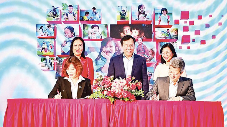 Ký kết thỏa thuận chiến lược của Bệnh viện Mắt trung ương và Quỹ từ thiện Chạm yêu thương. (Ảnh: BẢO LONG) ramatquytuthien.jpg