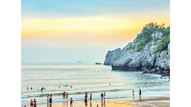 Hoàng hôn trên đảo Cát Bà , Hải Phòng. ( Ảnh THANH HỒNG ) xacdinhdulich.jpg