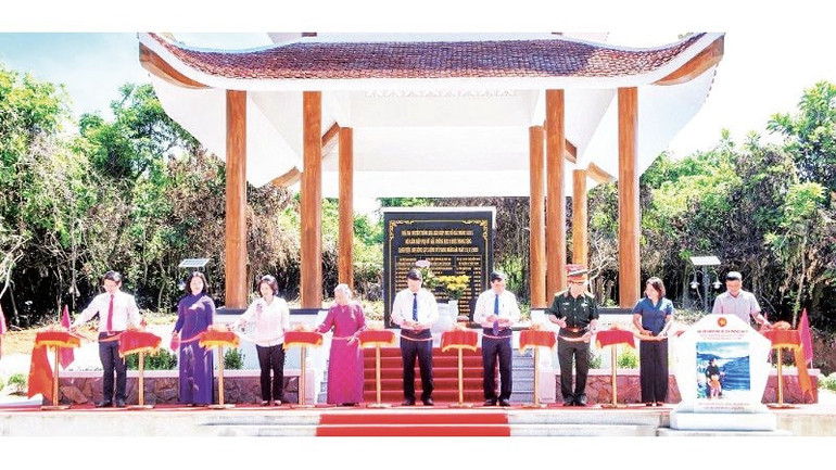 Khánh thành Nhà bia Hội Liên hiệp Phụ nữ giải phóng Khu V. (Ảnh HUỲNH YẾN) khanhthanhnhabia.jpg