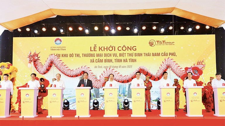 Các đại biểu thực hiện nghi thức khởi công dự án. (Ảnh VĂN CHUNG) khoicongduan.jpg