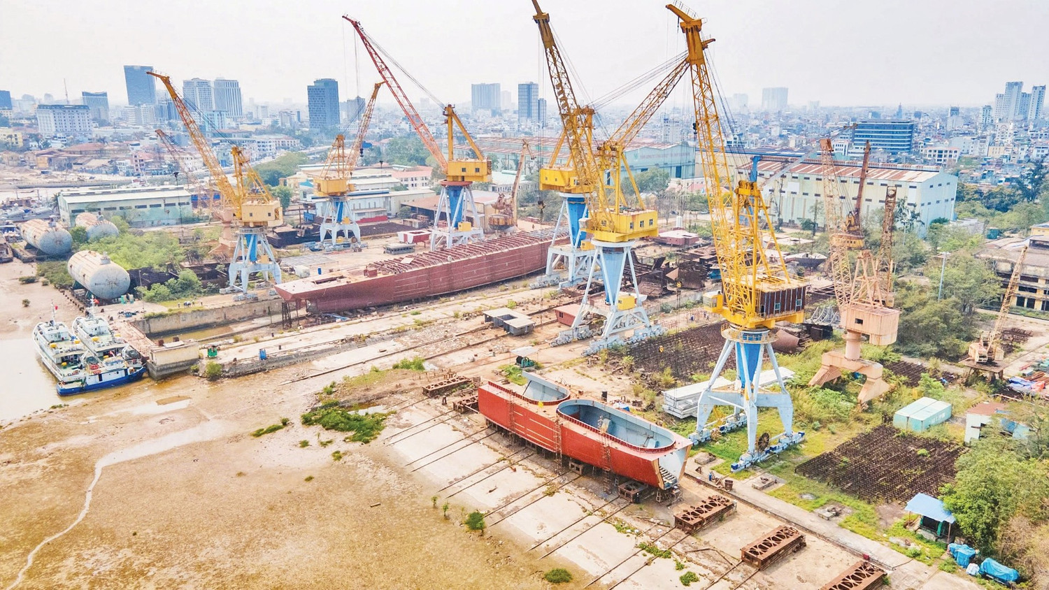 Mặt bằng sản xuất của Công ty Đóng tàu Bạch Đằng đang dần bị thu hẹp do quá trình đô thị hóa.