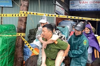 Công an thành phố Hải Phòng hỗ trợ người dân di dời khỏi khu vực nguy hiểm để tránh bão số 3. (Ảnh: Công an Hải Phòng)