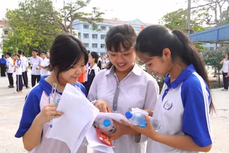 Thí sinh dự thi phấn khởi vì hoàn thành tốt các bài thi.