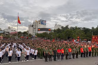Hàng nghìn người ở thành phố Hải Phòng tham gia sự kiện.