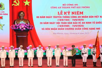 Thượng tướng Trần Quốc Tỏ, Ủy viên Trung ương Đảng, Thứ trưởng Công an, trao Huân chương Quân công hạng Nhì cho Công an thành phố Hải Phòng.