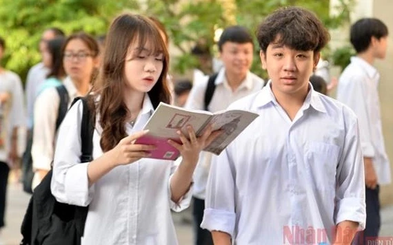 Ngay từ sáng sớm, tại điểm thi Trường THPT Đoàn Kết - Hai Bà Trưng (quận Hai Bà Trưng), nhiều thí sinh đã có mặt để chuẩn bị cho buổi thi đầu tiên.