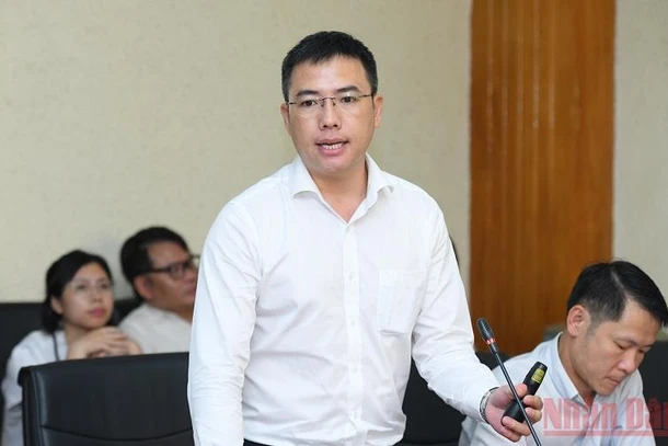 TS Phan Văn Kiền, Viện Đào tạo Báo chí và Truyền thông, Trường Đại học Khoa học Xã hội và Nhân văn, Đại học Quốc gia Hà Nội trình bày tham luận tại hội thảo. (Ảnh: THÀNH ĐẠT)