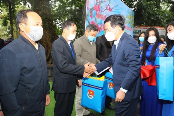 Đồng chí Võ Văn Thưởng tặng quà đại diện cựu thanh niên xung phong huyện Đại Từ, tỉnh Thái Nguyên.