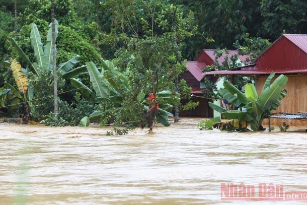 Nước lũ gây ngập nhà dân ở thị trấn Prao, huyện Đông Giang, tỉnh Quảng Nam.