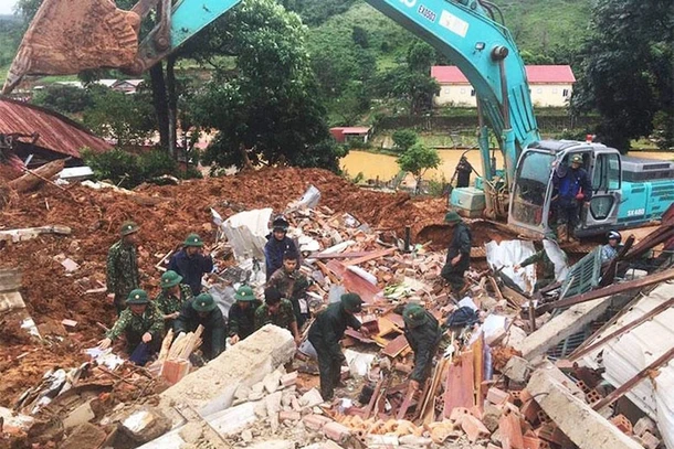 Lực lượng cứu hộ, cứu nạn tập trung làm việc cao độ, mong sớm tìm ra đồng đội.