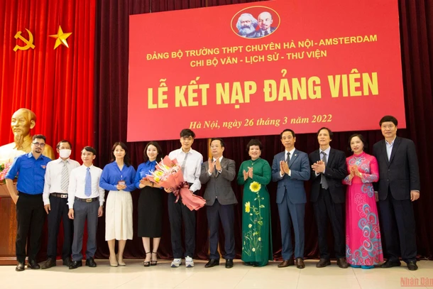 Lãnh đạo Sở Giáo dục và Đào tạo Hà Nội, lãnh đạo quận Cầu Giấy tặng hoa chúc mừng đảng viên đầu tiên là học sinh của Trường Trung học phổ thông chuyên Hà Nội - Amsterdam. 