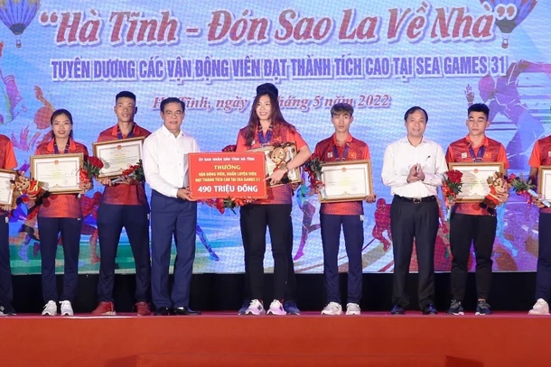 Đại diện lãnh đạo tỉnh Hà Tĩnh trao tặng Bằng khen cho các vận động viên, huấn luyện viên đạt thành tích cao tại SEA Games 31.