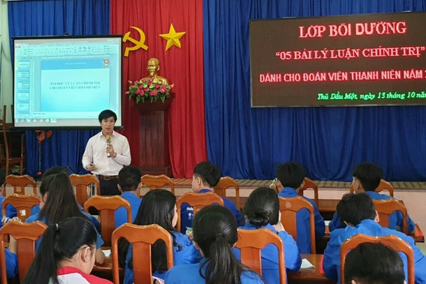 Tăng cường học tập, nghiên cứu lý luận chính trị