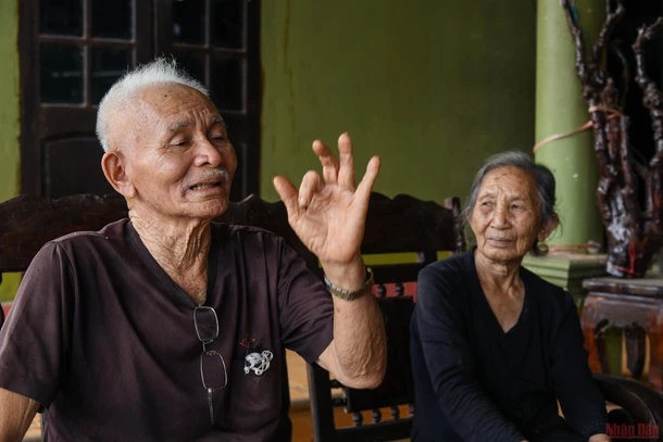 Ông Trinh và o Thiến kể lại chuyện đám cưới 2 lần không đón được dâu của mình bên dòng Bến Hải. (Ảnh: Thành Đạt)