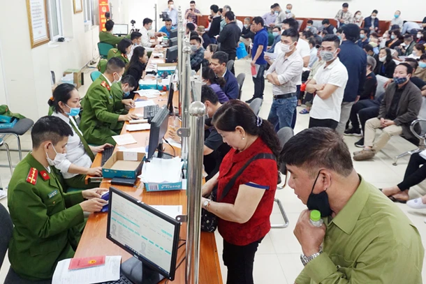 Cán bộ Công an Hà Nội nỗ lực làm việc ba ca để cấp mới căn cước công dân gắn chíp cho người dân.
