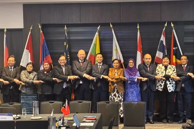 Thứ trưởng Ngoại giao Đặng Hoàng Giang (giữa) đồng chủ trì Đối thoại ASEAN-New Zealand lần thứ 33. (Ảnh: Bộ Ngoại giao Việt Nam)