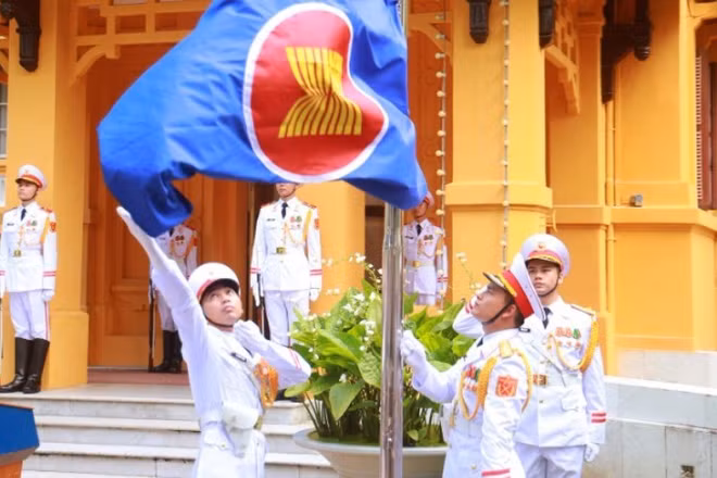 Lễ thượng cờ ASEAN nhân kỷ niệm 59 năm Ngày thành lập Hiệp hội các quốc gia Đông Nam Á (ASEAN) và 31 năm Việt Nam tham gia ASEAN, tại trụ sở Bộ Ngoại giao, ngày 31/7. (Ảnh: Bộ Ngoại giao)