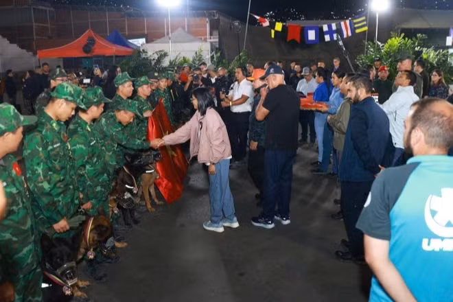 Tổng thống lâm thời Venezuela Delcy Rodriguez thăm hỏi Đoàn cứu nạn, cứu hộ Việt Nam. (Ảnh: TTXVN)