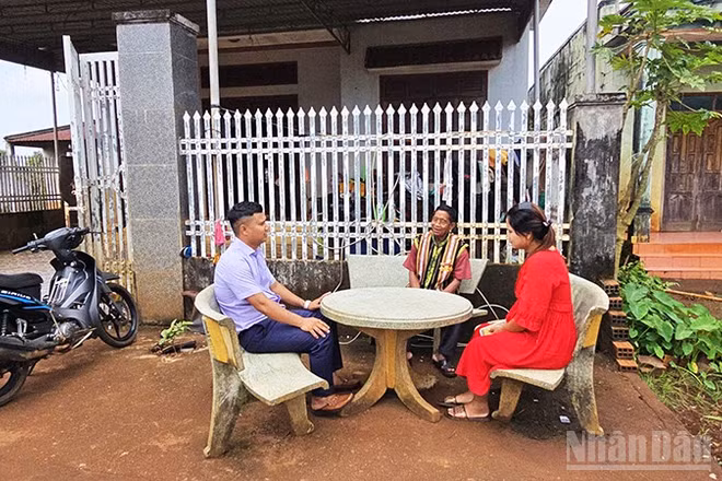 Già Rơ Châm Dik thường xuyên đi thăm hỏi, động viên người dân trong làng phát triển kinh tế, xây dựng đời sống văn hóa mới.