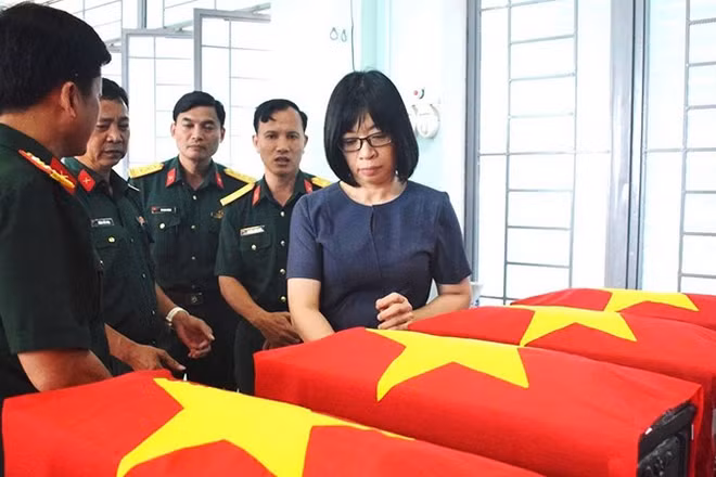 Lãnh đạo tỉnh Gia Lai cùng đoàn công tác thăm, viếng 18 hài cốt liệt sĩ.