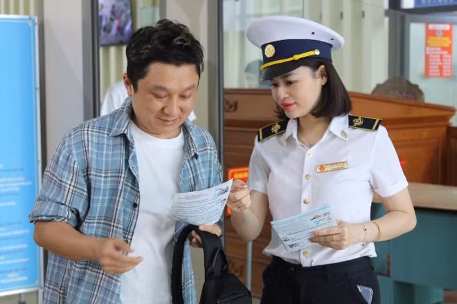 Lực lượng Kiểm dịch y tế cửa khẩu Hữu Nghị (Lạng Sơn) phát tờ rơi tuyên truyền phòng, chống dịch bệnh cho hành khách nhập cảnh. (Ảnh: TTXVN)