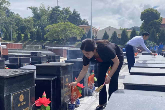 Lãnh đạo tỉnh Thái Nguyên thắp hương, viếng các phần mộ liệt sĩ chưa xác định được thông tin tại Nghĩa trang liệt sĩ Bắc Kạn, xã Phủ Thông. (Ảnh: THANH TUYỀN)
