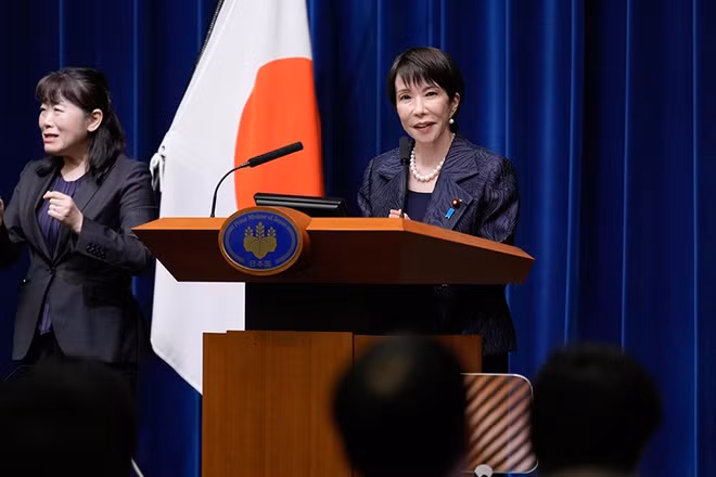 Thủ tướng Nhật Bản Takaichi Sanae phát biểu tại một cuộc họp báo ở thủ đô Tokyo. (Ảnh: THX/TTXVN)