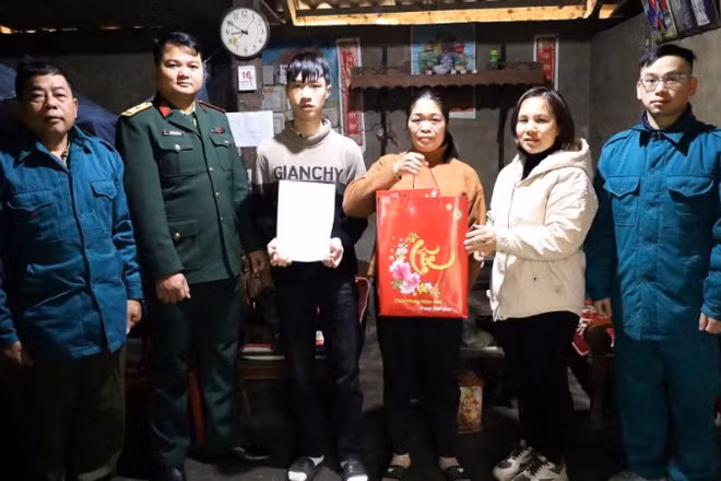 Ban Chỉ huy quân sự xã Hiệp Lực tặng quà Tết và trao lệnh nhập ngũ cho thanh niên. (Ảnh: DUY ĐỨC)