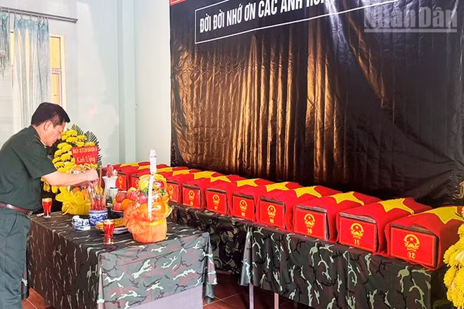 Chăm sóc hương khói cho các anh hùng liệt sĩ theo nghi thức quân đội.