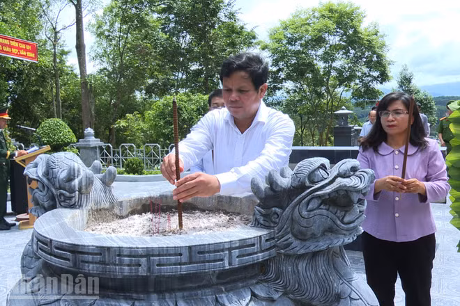 Lãnh đạo tỉnh Quảng Ngãi dâng hương tại Di tích Lịch sử Cách mạng Điểm cao 601.