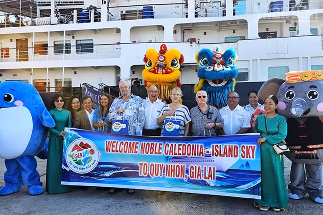 Gia Lai chào đón du khách quốc tế đến từ tàu Noble Caledonia-Island Sky.