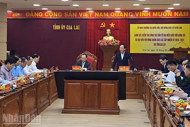 Quang cảnh buổi làm việc