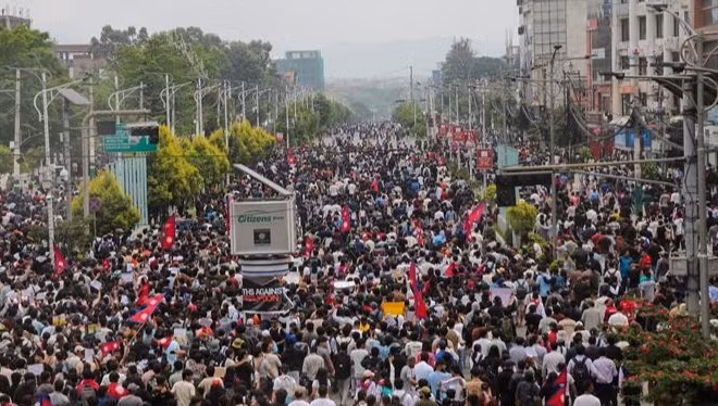 Biểu tình bạo loạn phản đối Chính phủ tại thủ đô Kathmandu, Nepal, ngày 8/9/2025. (Ảnh: Anadolu Agency/TTXVN)