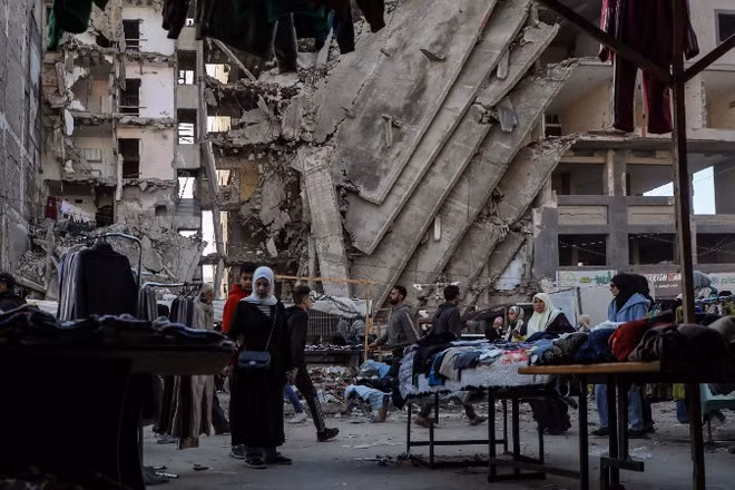 Người dân tại một khu chợ ở Gaza, ngày 15/1/2026. (Ảnh: THX/TTXVN)