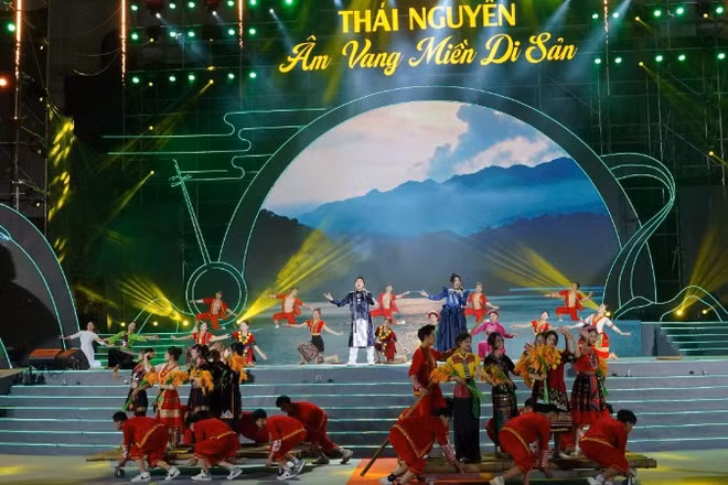 Trình diễn nghệ thuật tại chương trình. (Ảnh: TUẤN SƠN).